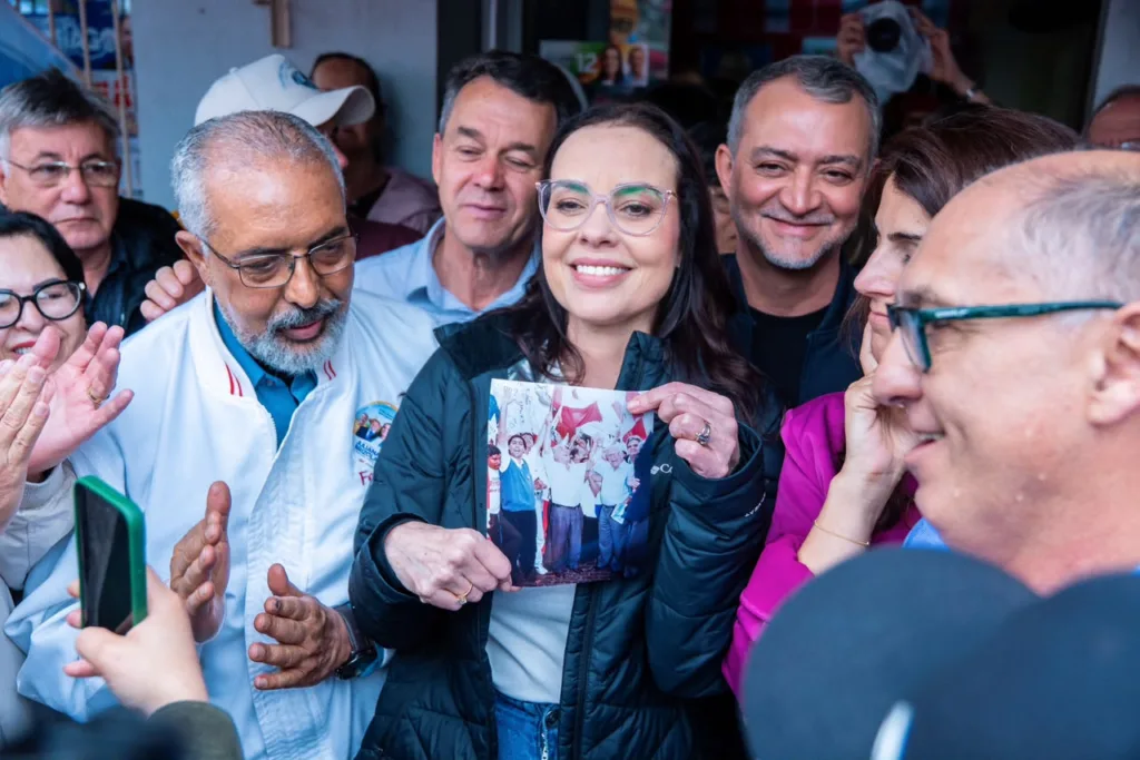 Juliana Brizola caminhou sob chuva em São Leopoldo, acompanhada de Edegar Pretto, Manuela D’Ávila e Paulo Paim
