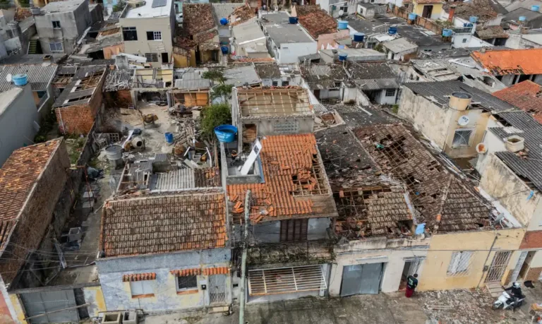 Casas atingidas por vendaval em Pelotas (RS).
