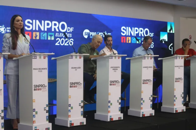 Educação pauta debate entre candidatos ao governo do DF promovido pelo Sinpro