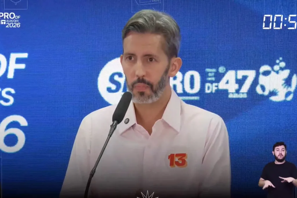 Leandro Grass (PT), candidato ao governo do Distrito Federal, durante debate promovido pelo Sinpro-DF