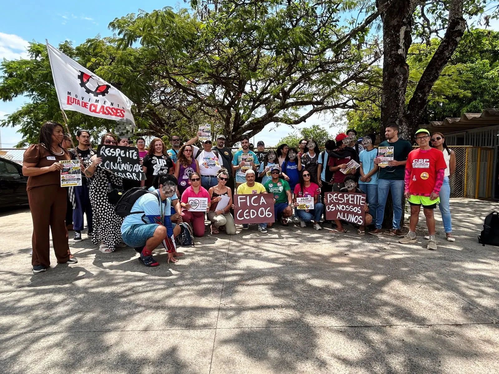 Manifestantes se concentraram em frente ao colégio para questionar a reorganização prevista para 2027