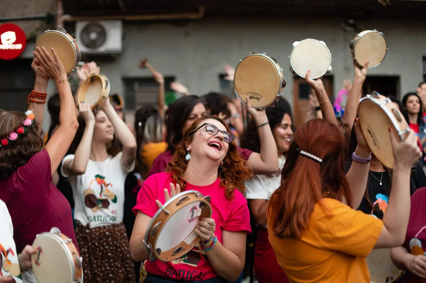 A Imersão Batucas reúne samba, pandeiro e canto em uma oficina voltada para mulheres de todas as idades, com ou sem experiência musical