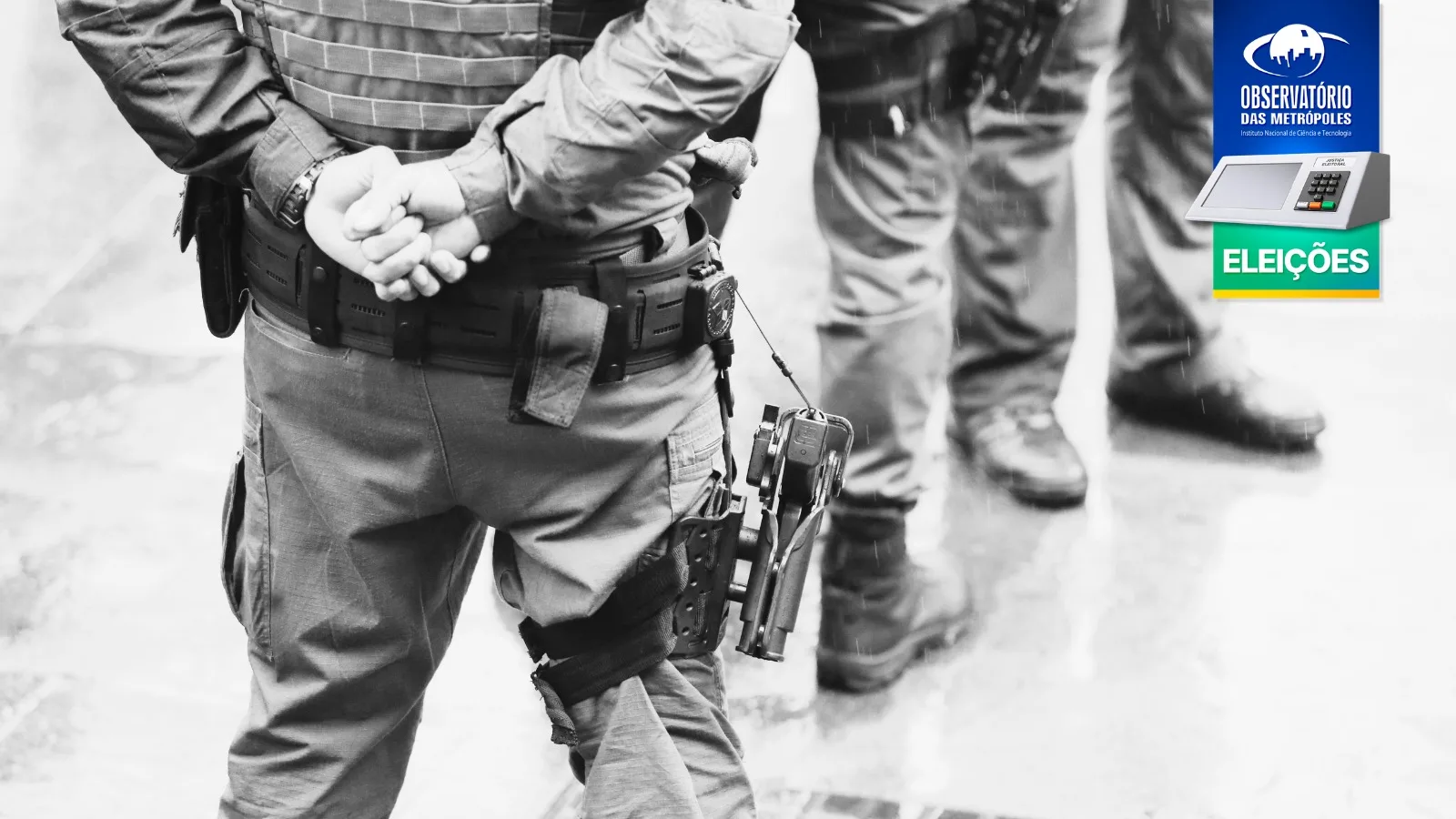 Fotografia em preto e branco das pernas de policias fardados