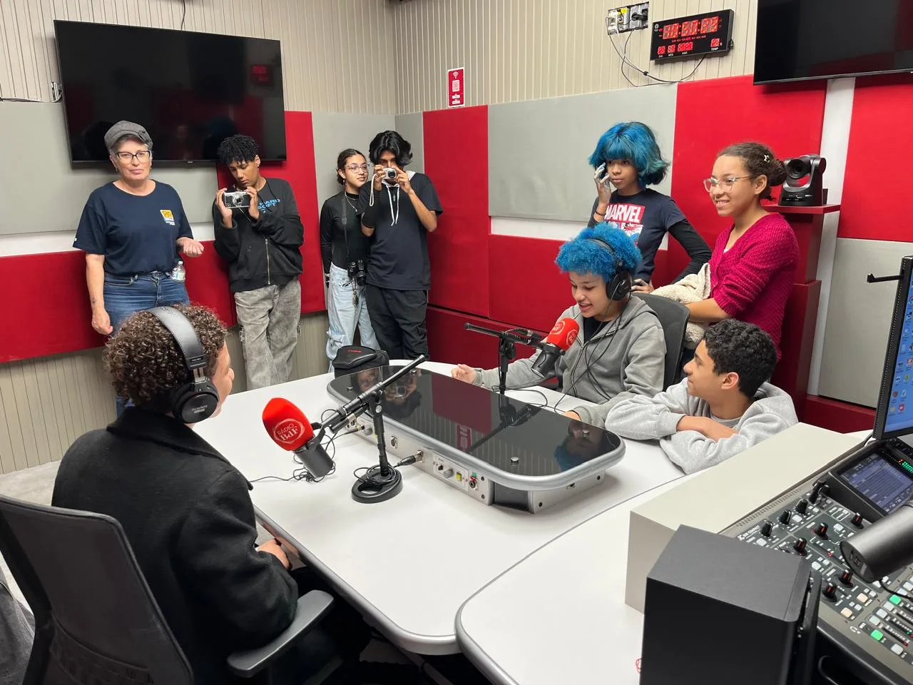 Estudantes de Heliópolis visitaram a rádio e promoveram debate sobre inteligência artificial