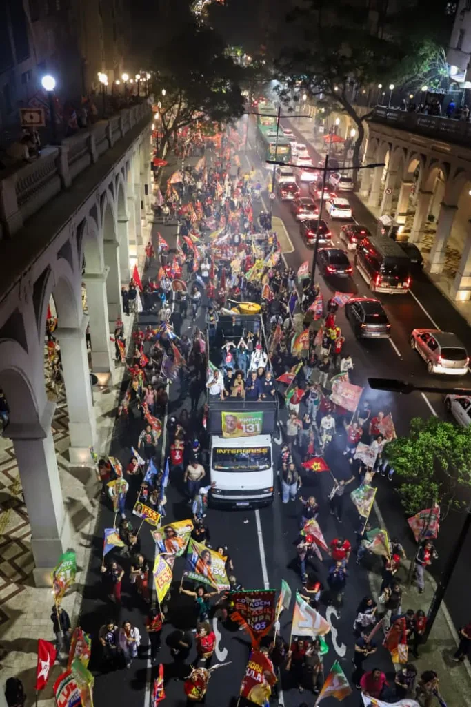 Mobilização dos candidatos da esquerda percorreu as ruas do centro de Porto Alegre