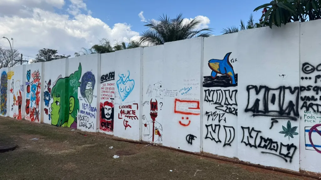 Muros do Instituto de Artes reúnem diferentes expressões produzidas pela comunidade acadêmica; estudantes convocaram uma nova mobilização para recuperar as obras cobertas no domingo (27)