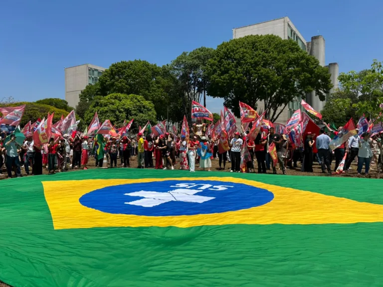 ‘Abraço à Esplanada’ reúne trabalhadores em defesa de políticas públicas e da democracia 