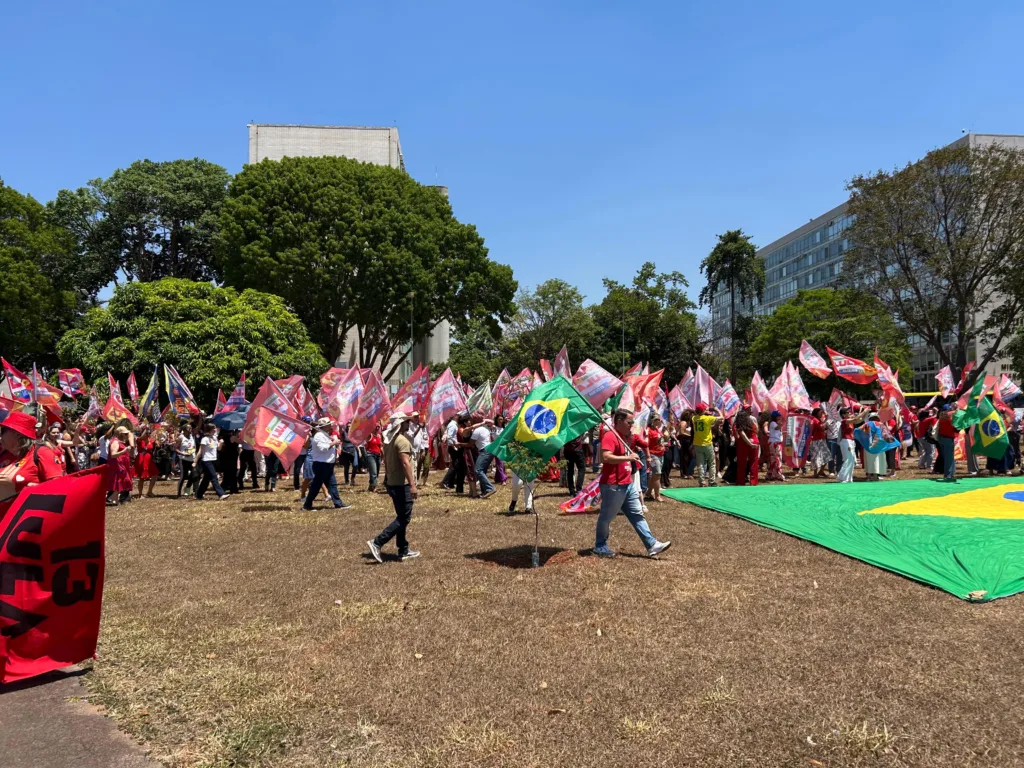 Militantes na Esplanada dos Ministérios durante a mobilização desta terça-feira (29)