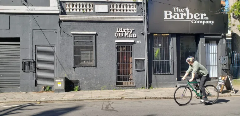 Old Dirty Man, o bar de quem sabe beber, conversar, combater fascistas e admira Bukowski
