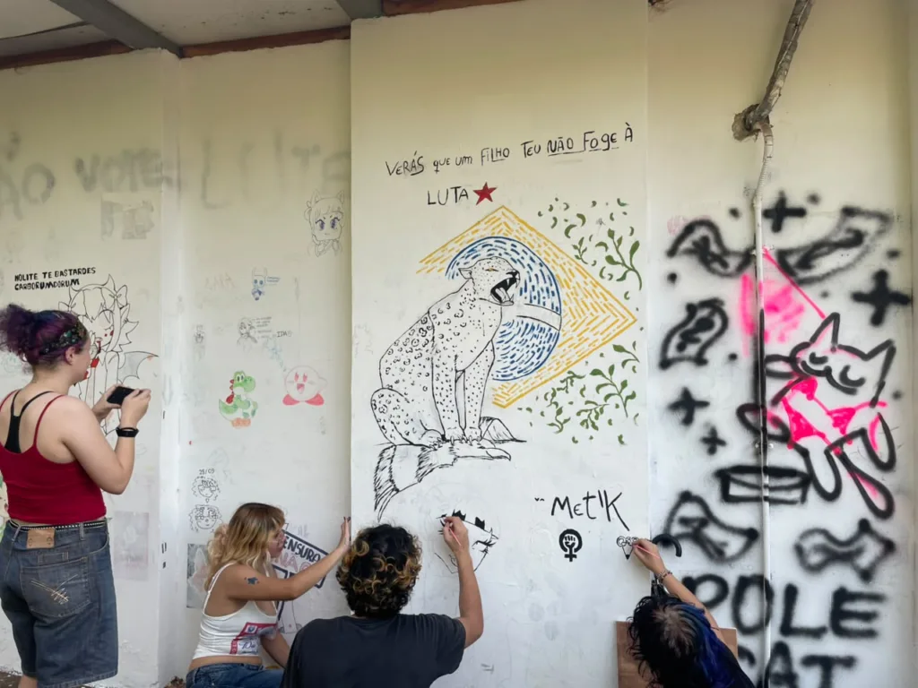 Muros do Departamento de Artes Visuais foram novamente ocupados com desenhos dos estudantes