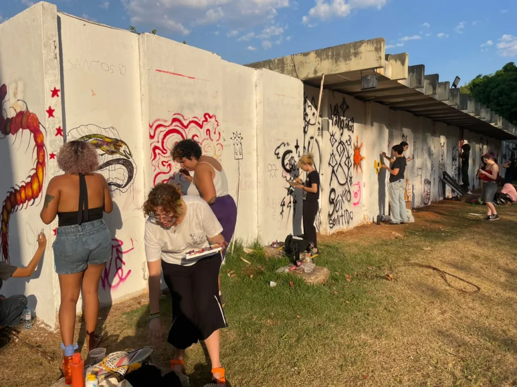 Mobilização para cobrir de arte os muros da UnB reuniu estudantes de diversos cursos
