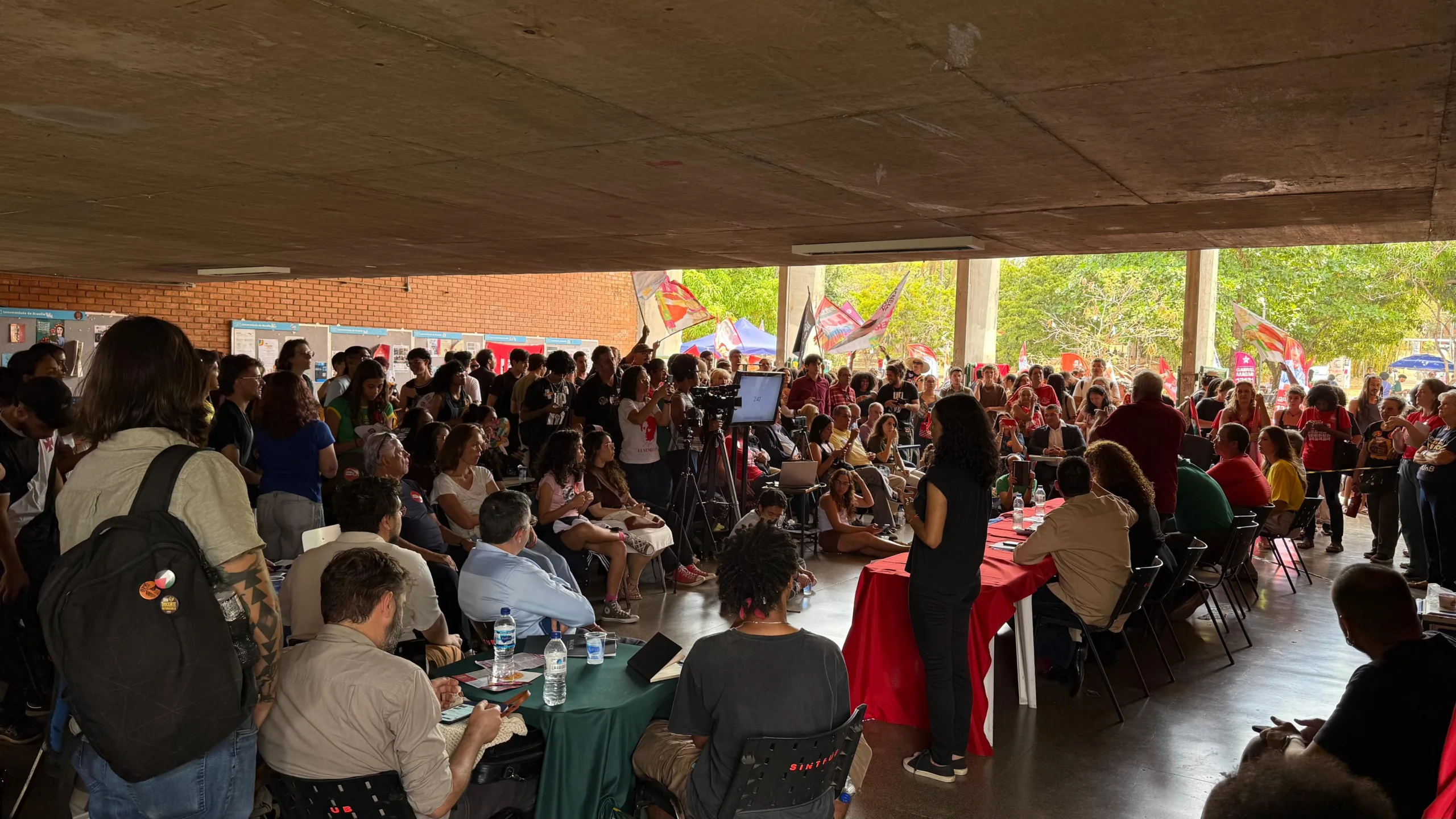 Leandro Grass (PT), Professor Robson (PSTU), Professora Samara Mineiro (UP), Paula Belmonte (PSDB), Elisson (Agir) e Expedito Mendonça (PCO) participaram de debate na Universidade de Brasília (UnB)