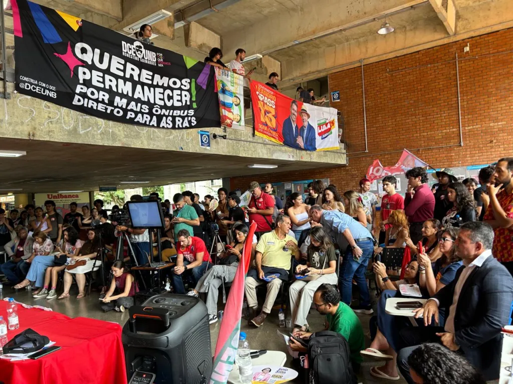 Representantes da comunidade acadêmica acompanharam o encontro, que contou com perguntas dos organizadores e do público