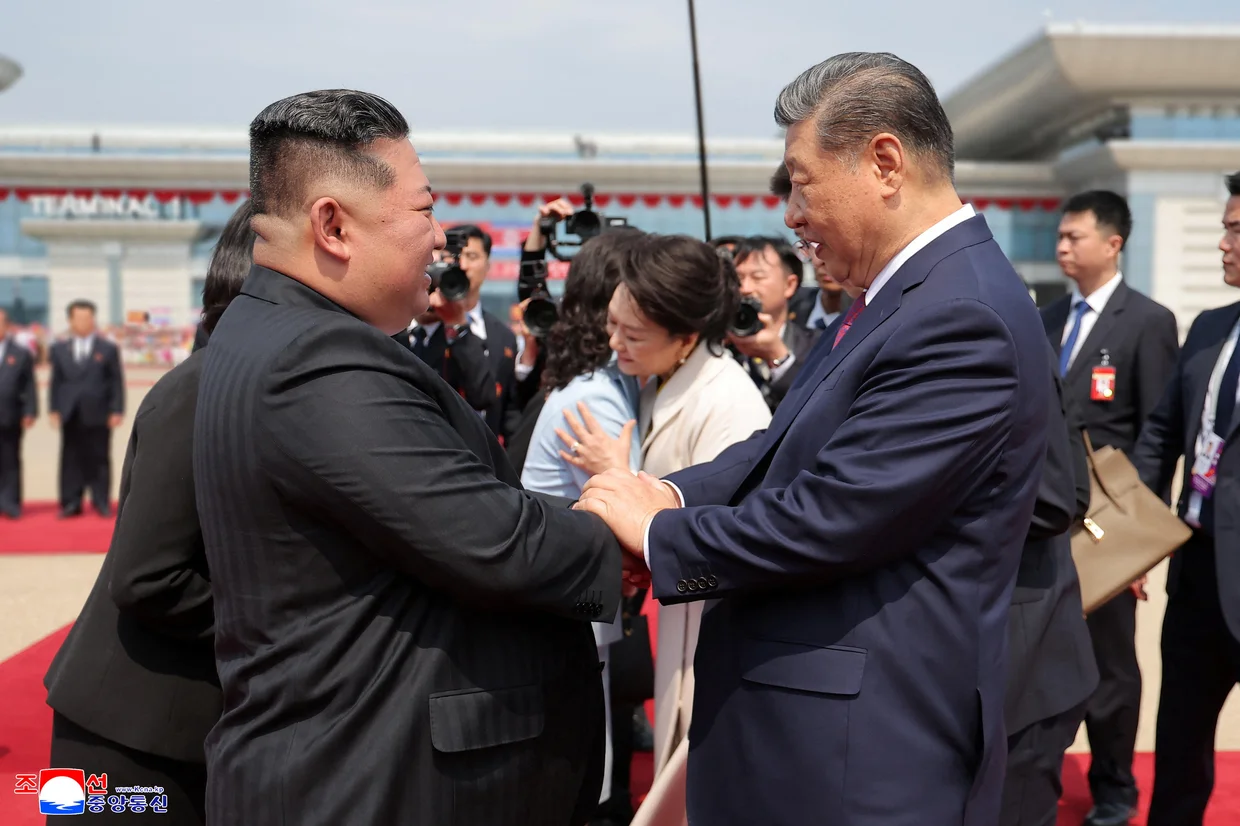 O presidente chinês Xi Jinping cumprimenta o presidente norte-coreano Kim Jong Un durante sua partida de Pyongyang, em 10 de junho de 2026, após visita de Estado à Coreia do Norte.