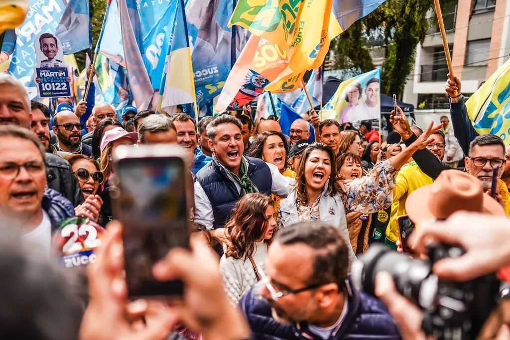 Luciano Zucco participou de caminhada no parque da Redenção, em Porto Alegre, durante agenda de campanha no domingo (13)