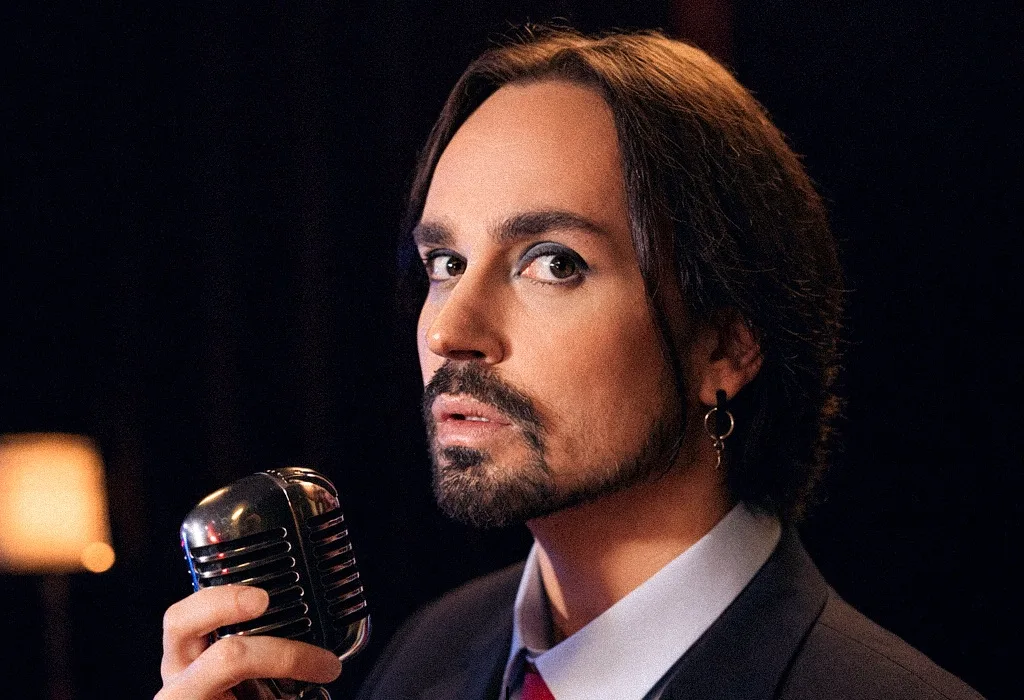 Johnny Hooker falou sobre eleições, democracia e carreira musical em entrevista ao Conexão BdF 2ª Edição.