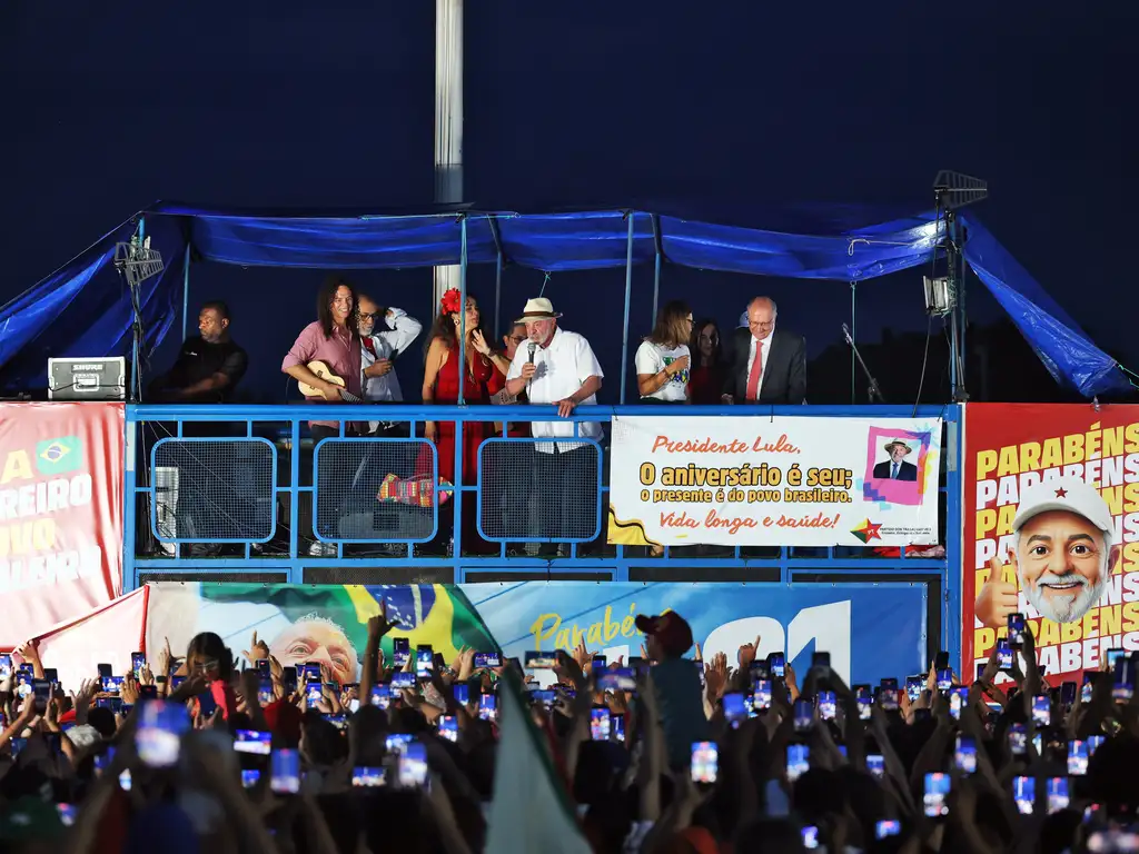 Presidente da República reeleito, Luiz Inácio Lula da Silva, fala durante comemoração do seu aniversário em frente ao Palácio da Alvorada. Foto: Valter Campanato/Agência Brasil