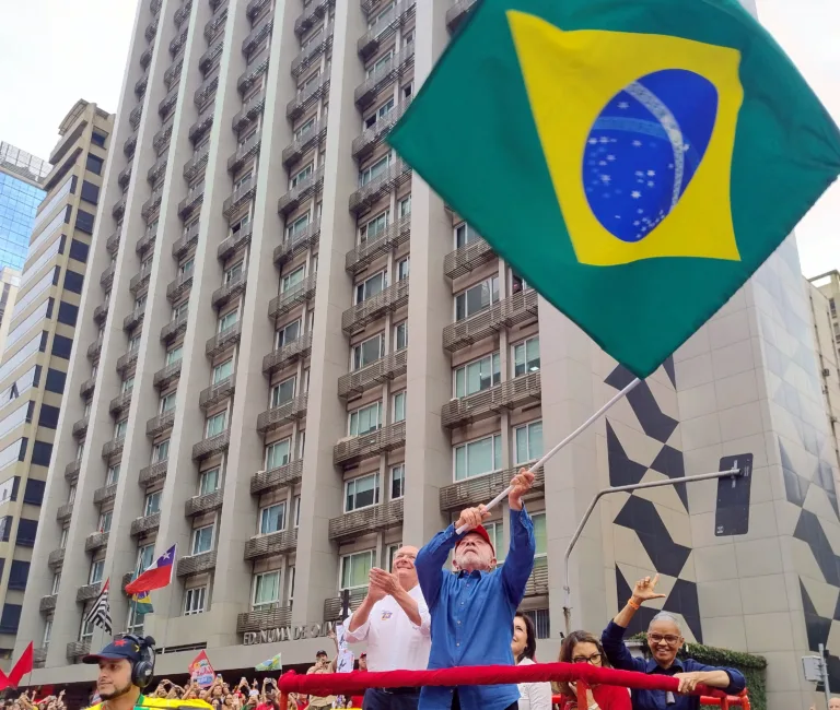'Por cada Silva do nosso imenso Brasil, nós iremos vencer', diz Lula em artigo