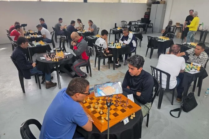 Jogadores participam de partidas de xadrez. Festival no Pátio Brasil terá torneios nas modalidades rápida e blitz