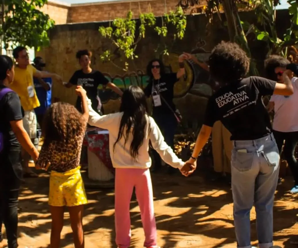 Crianças brincam em evento da CrianCei