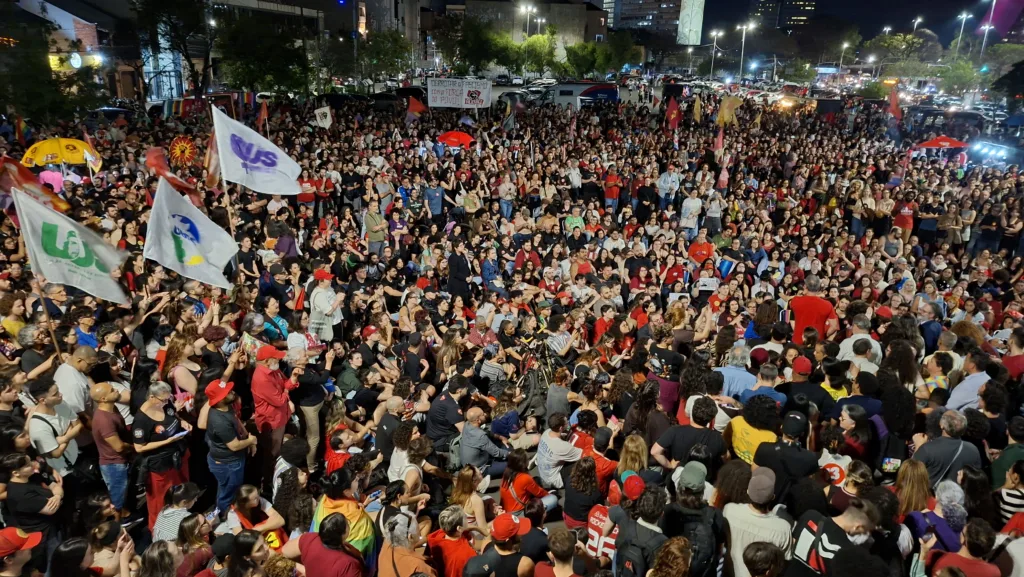 Apoiadores de Lula lotaram o largo Zumbi dos Palmares, em Porto Alegre, em ato de mobilização para o segundo turno