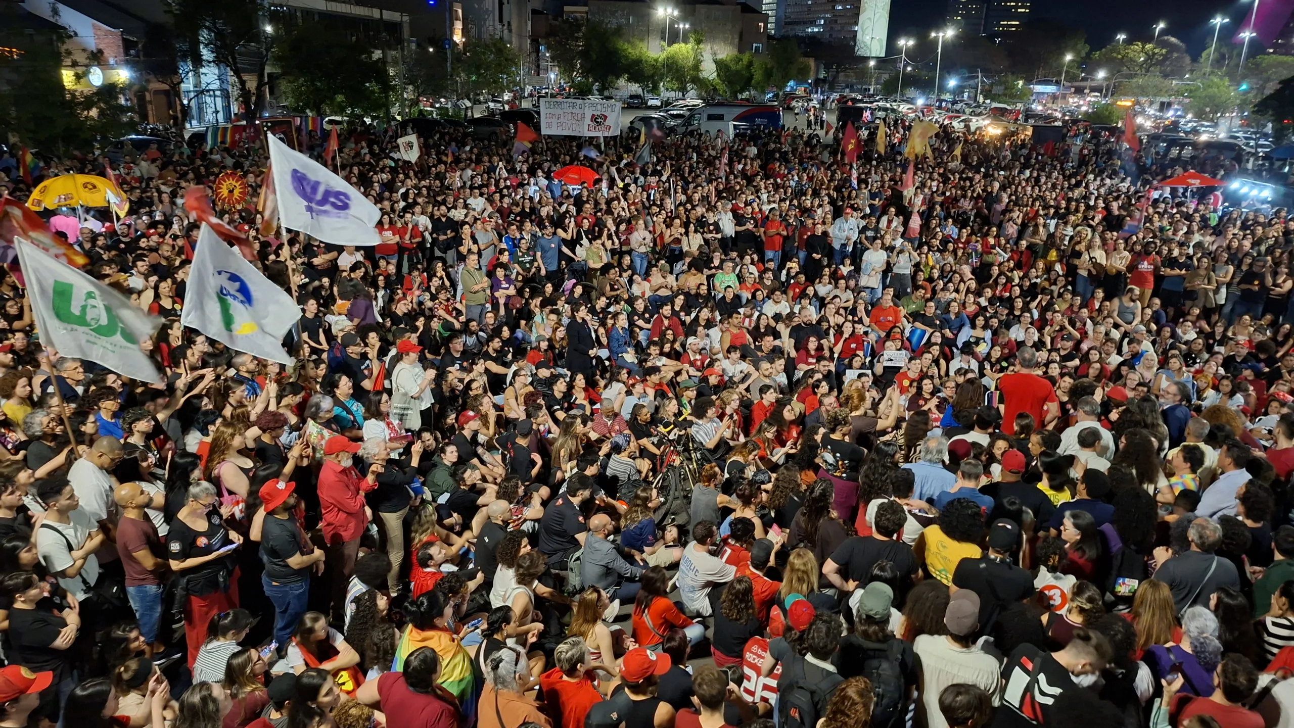 Apoiadores de Lula lotaram o largo Zumbi dos Palmares, em Porto Alegre, em ato de mobilização para o segundo turno