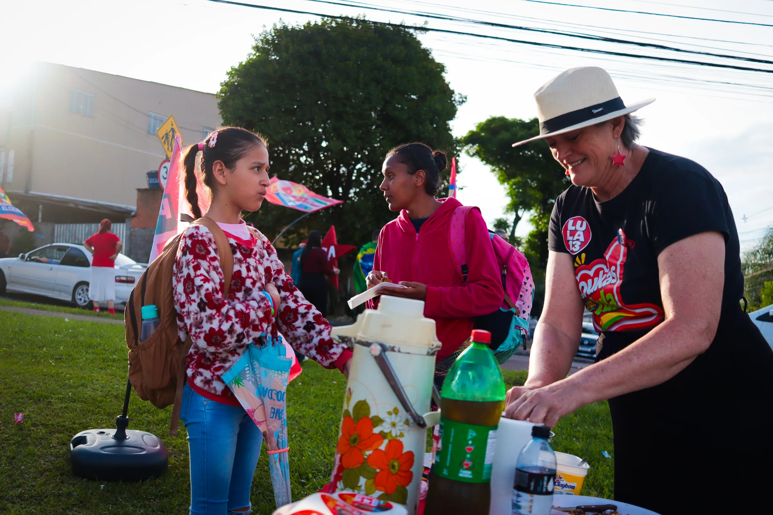 Atividades de rua, de diálogo com a população, se entrelaçam com trabalho nas redes, segundo os Comitês
