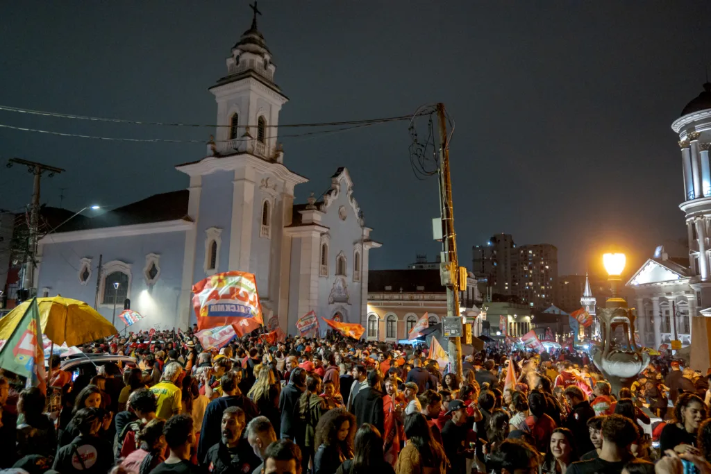 Na noite de domingo (25), apoiadores do presidente se reuniram no centro de Curitiba para celebrar a virada
