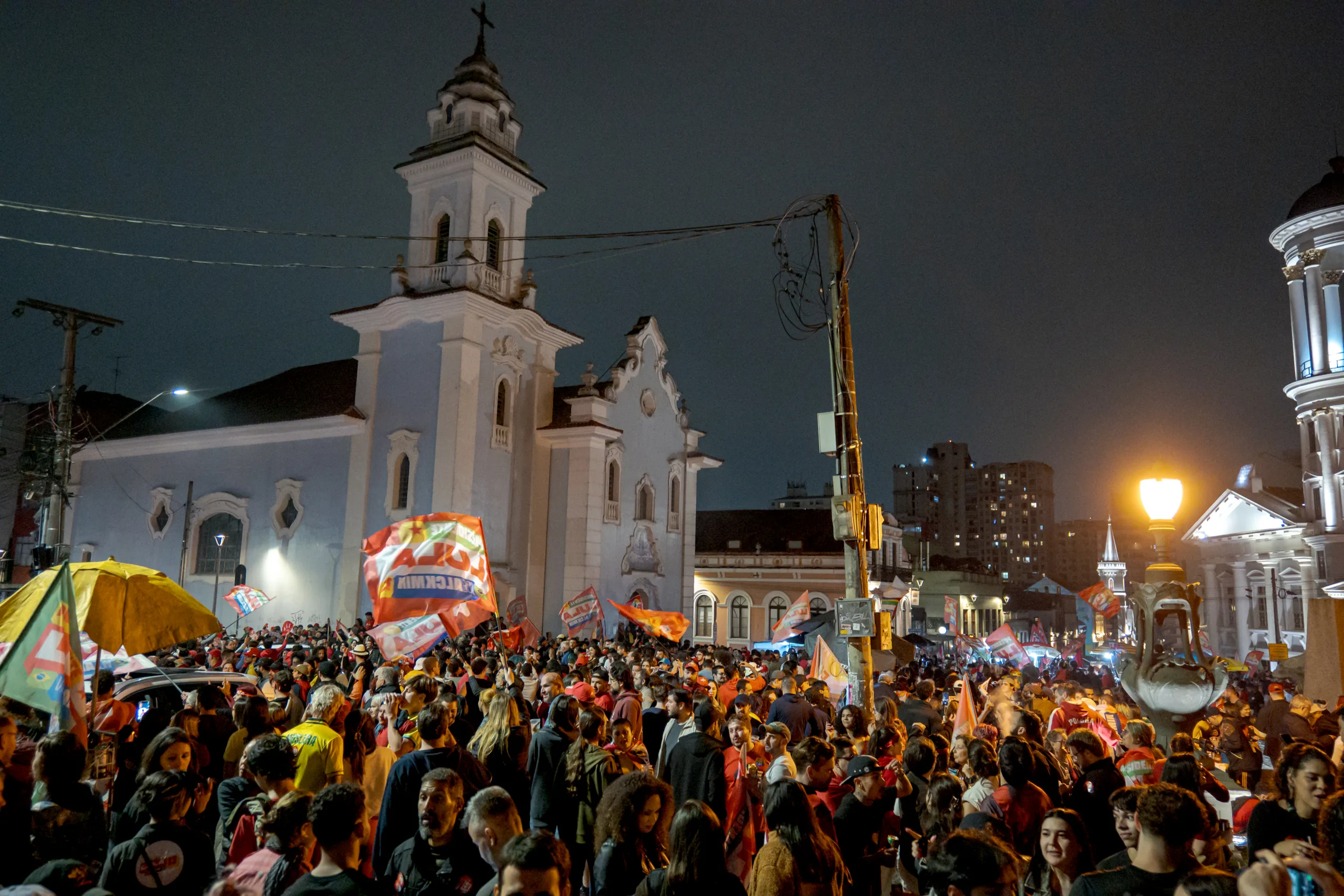 Na noite de domingo (25), apoiadores do presidente se reuniram no centro de Curitiba para celebrar a virada