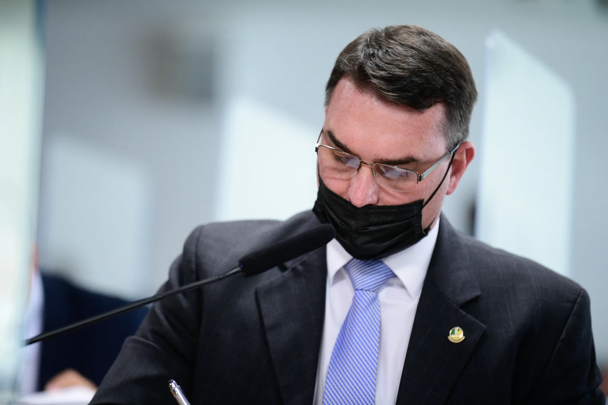 Flávio Bolsonaro durante reunião da CPI da Covid em 9 de julho de 2021. Relatório final recomendou indiciamento do senador e de mais 77 pessoas