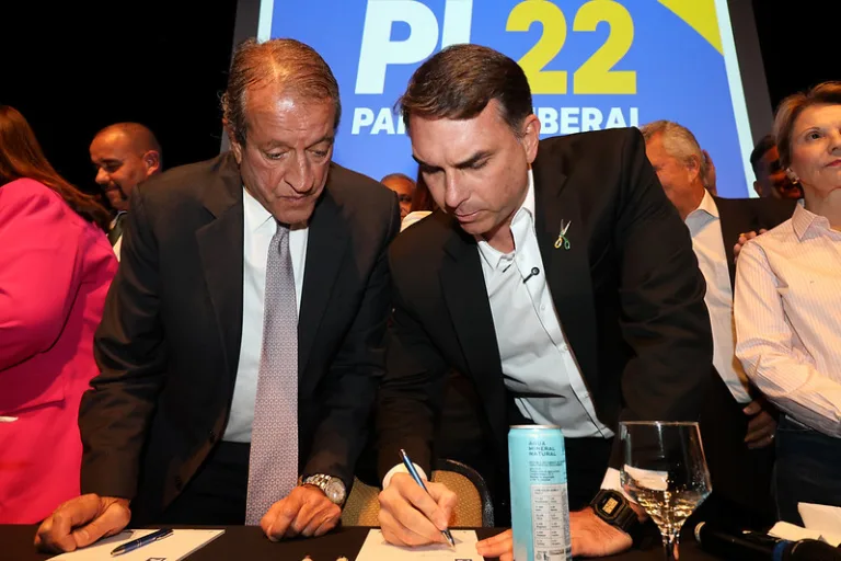 Valdemar admite plano de golpe e responde 'sei lá' sobre nova tentativa com Flávio Bolsonaro 