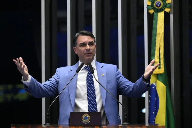 À tribuna, em discurso, senador Flávio Bolsonaro (PL-RJ).