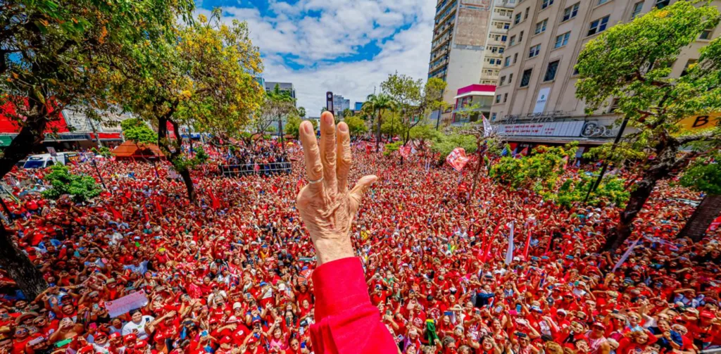 Presidente da República, Luiz Inácio Lula da Silva, durante ato de campanha em Fortaleza: o evento "Lula em Fortaleza: O Brasil Pronto Pra Mais", realizado na Praça da Bandeira, Fortaleza - CE.