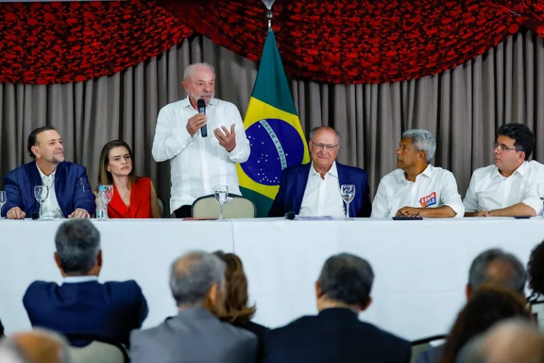 Lula mira 30 milhões que não votaram no 1º turno e cobra campanha para recuperar eleitores