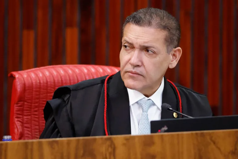 Ação de Flávio Bolsonaro no TSE ameaça páginas culturais e comunicadores populares