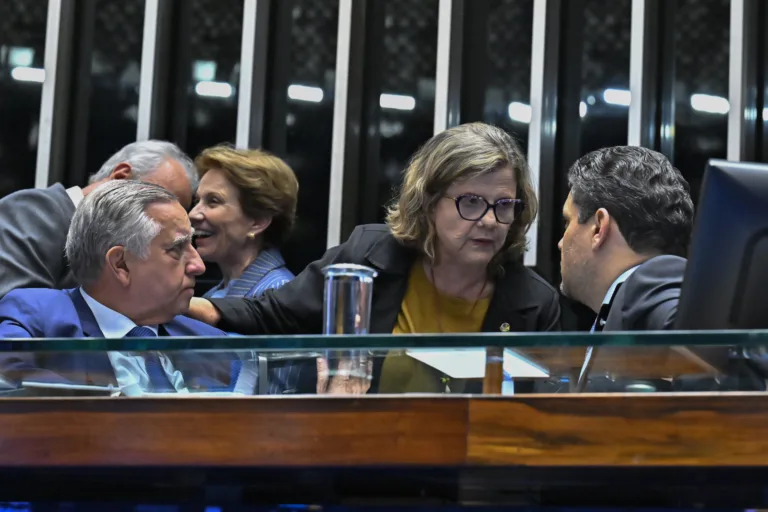 Oposição tenta esvaziar debate sobre fim da 6x1 mas discussão segue no Senado