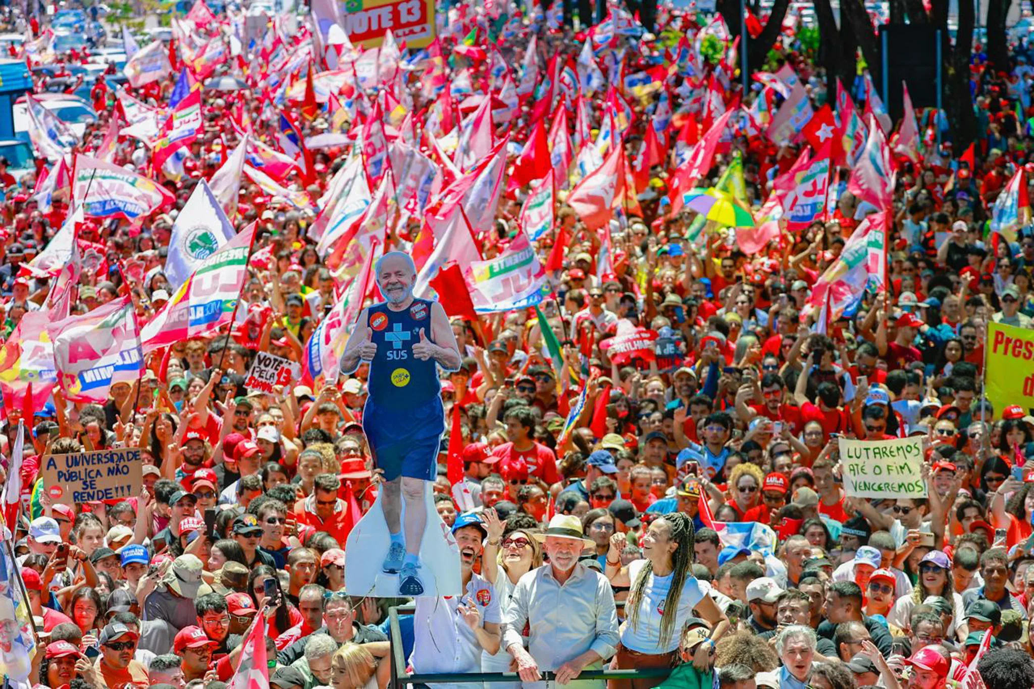 Lula, Leandro Grass e Dora Gomes durante mobilização política em Ceilândia, região administrativa do Distrito Federal
