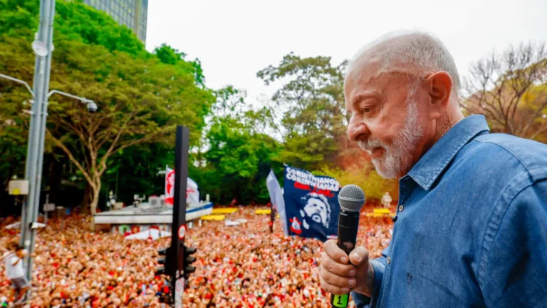 “A sociedade brasileira não quer retrocesso”, diz Lula em coletiva antes de ato na Paulista
