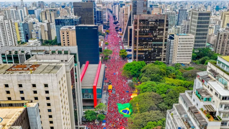 Mais de um milhão de pessoas lotam a Avenida Paulista, em apoio ao presidente Lula (Foto: Ricardo Stuckert)