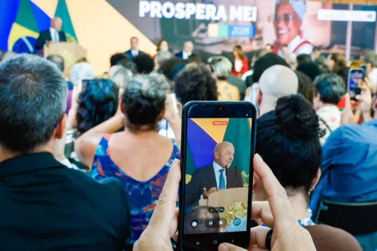 Mensagens da Meta admitem prejuízo a Lula e sugestão irregular de Flávio Bolsonaro nas buscas