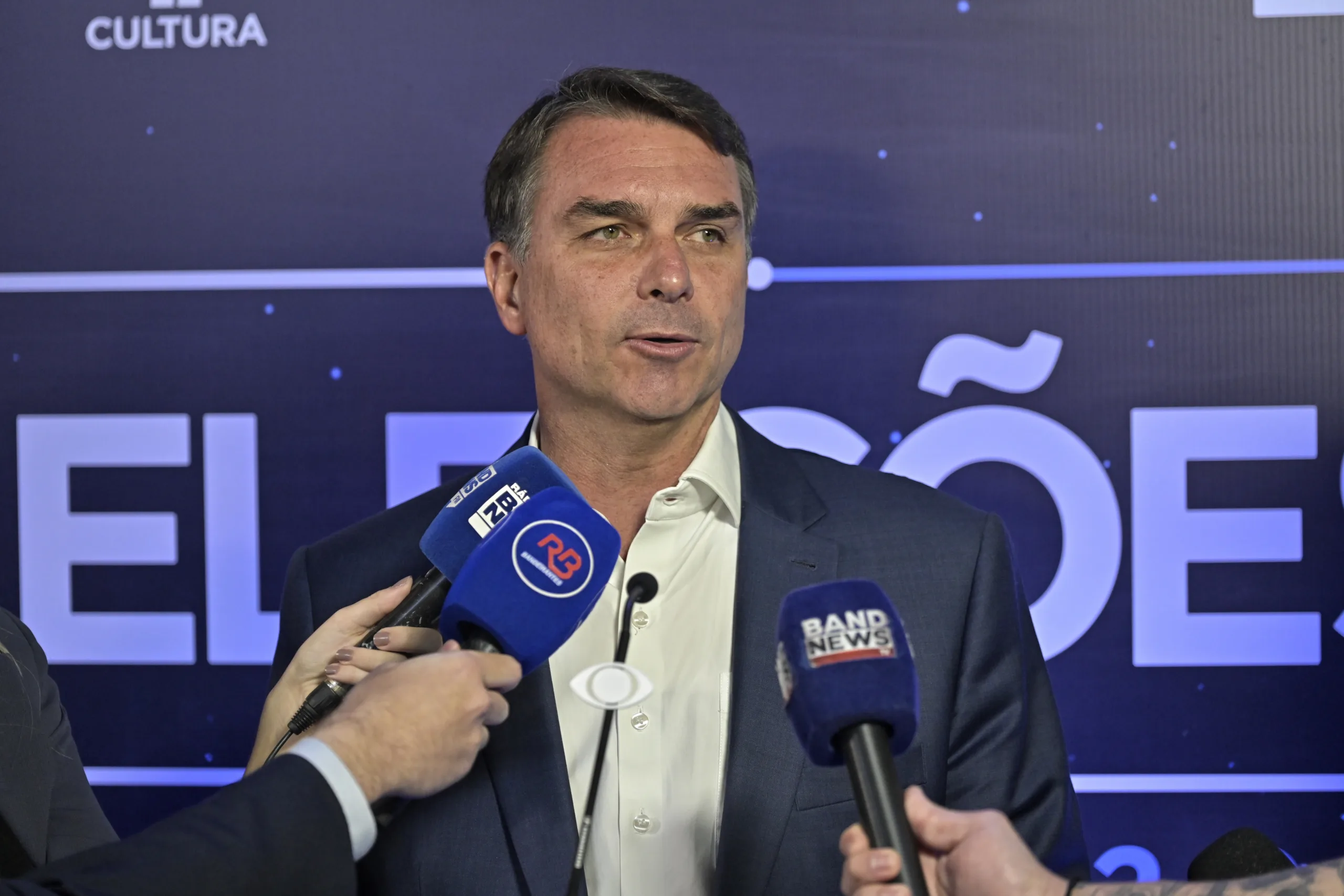 Flávio Bolsonaro participa de debate com o presidente Lula na Band