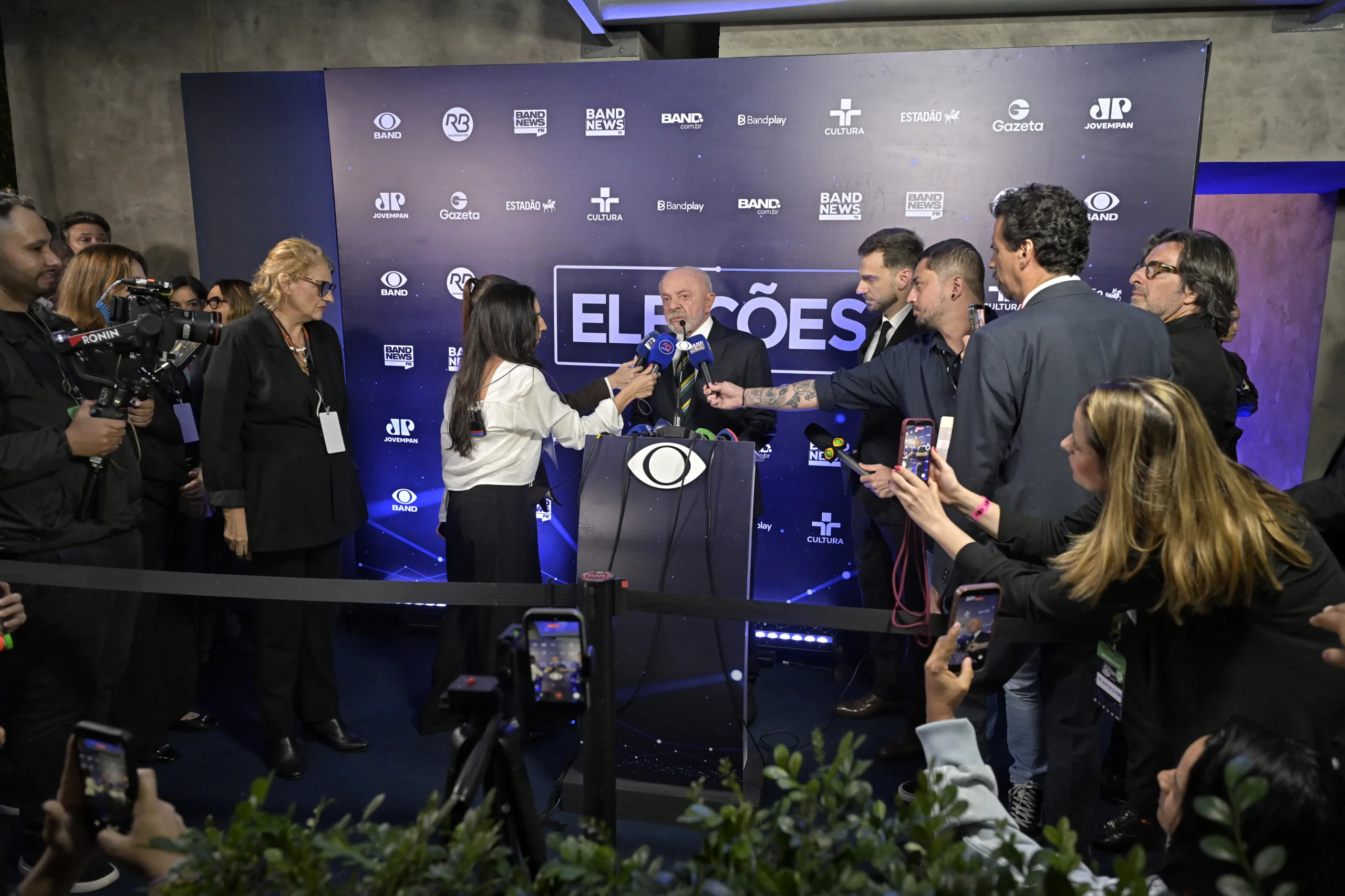Lula chega ao debate da Band acompanhado de aliados e governadores