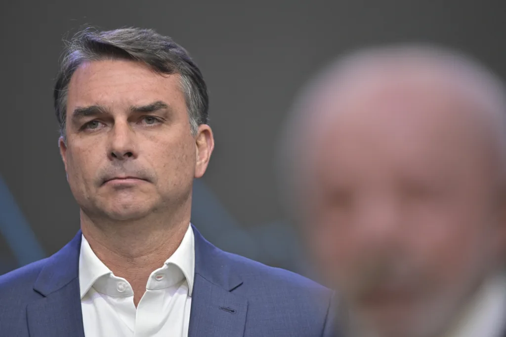 Flávio Bolsonaro participa do debate presidencial da Band