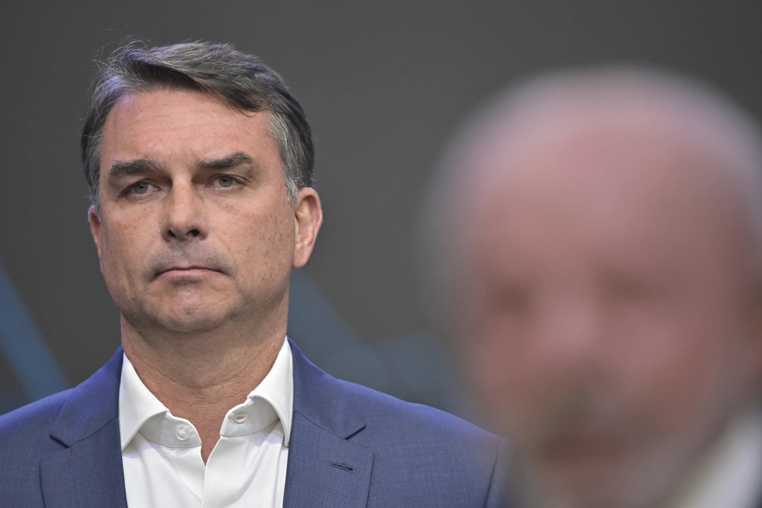Flávio Bolsonaro participa do debate presidencial da Band