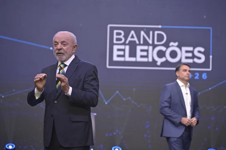 Flávio Bolsonaro chamou Lula de corrupto, mas fugiu de abrir sigilo bancário, diz analista
