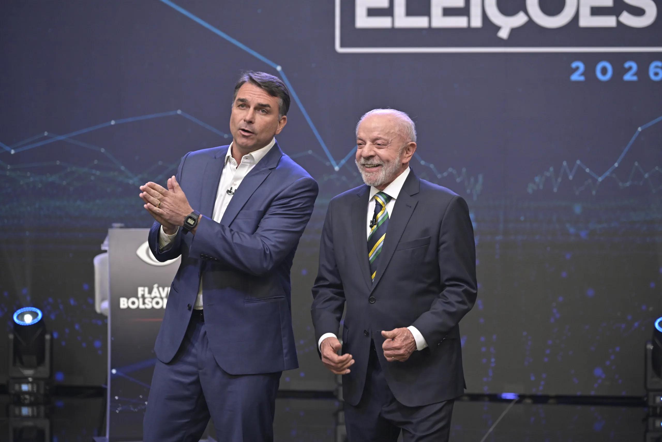 Lula e Flávio Bolsonaro participam de primeiro debate do segundo turno presidenciável