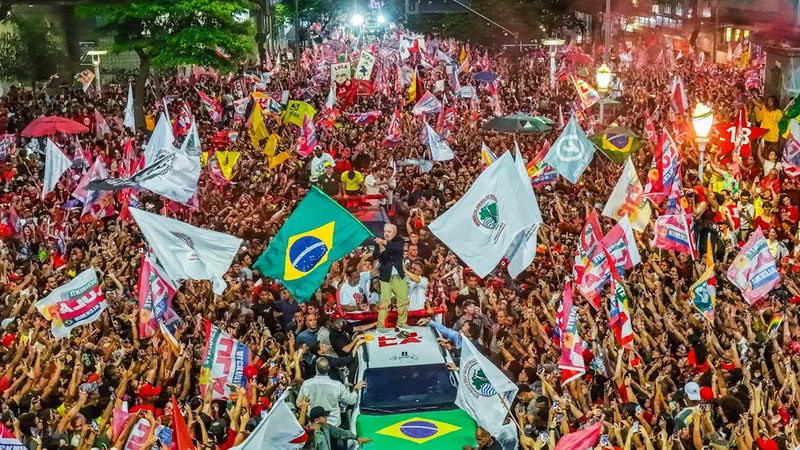 Caminhada com Lula reuniu milhares de apoiadores em Belo Horizonte (MG) na quarta-feira (21)