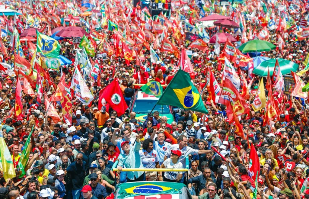 Presidente Lula reúne milhares de pessoas em ato de campanha na Praia de Copacabana, no Rio de Janeiro