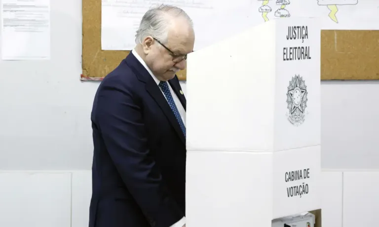 'Soberania popular': lideranças políticas votam e destacam fortalecimento da democracia