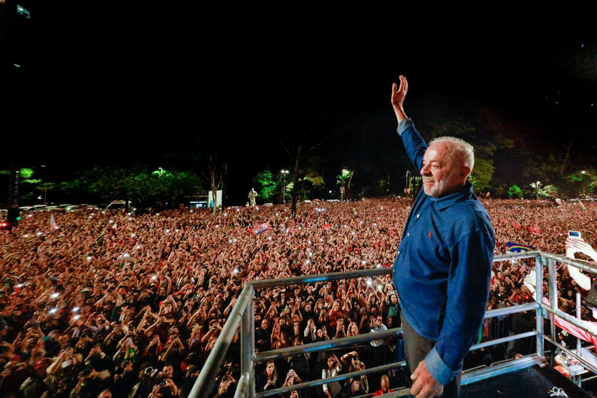Lula (PT) foi reeleito presidente neste domingo (25), com 64,2 milhões de votos (51,79%), conquistando seu quarto mandato